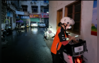 1年跑6400单外卖，被嘲“没苦硬吃”，江西铜鼓社工女干部回应：不为赚钱，只为真正理解骑手的苦