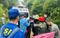 老人高烧不退急需救援 井冈山警民深山徒步5小时将老人抬出
