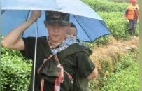 遂川洪灾救援中武警战士用腿充当“人桥” 奋力救援受灾群众