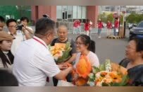 “床头放菜刀”女孩来川师大报到