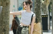 脱下黑白灰，放假的人就要玩得 “花”，多位女星穿出夏日松弛感