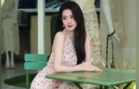 脱下黑白灰，放假的人就要玩得 “花”，多位女星穿出夏日松弛感