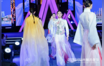 千年丝绸“驶”入山城夜——2026重庆解放碑国际丝绸消费节启幕