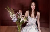 脱下黑白灰，放假的人就要玩得 “花”，多位女星穿出夏日松弛感