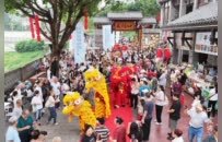 月圆义渡，宴请八方：千余人围坐长桌宴，义渡古镇双节氛围拉满