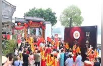 月圆义渡，宴请八方：千余人围坐长桌宴，义渡古镇双节氛围拉满