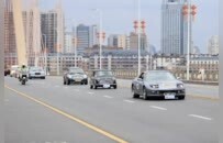 百车巡游英雄城 一场跨越时光的汽车对话