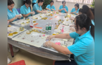 情暖企业迎中秋 巧手做饼聚同心