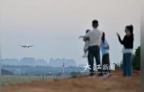 近距离看飞机起降，南昌这个村火了！与机场跑道仅一路之隔