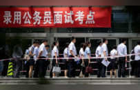 年轻人热衷考公，但公考培训机构却越来越难赚钱