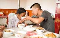 直播、带货、做网红，对，我就是那个110岁的老太婆