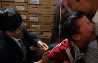 扛住了病毒，却被肠子里反戈的细菌打垮？