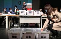 医生在前线抗疫，“港独”在后方抗议？