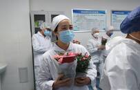 电商开通“鲜花专列”：云南花农赠花武汉“白衣天使”