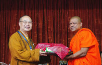 慈悲无国界！广州市大佛寺为斯里兰卡300农户捐赠农具