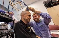 甩马斯克几条街？四肢瘫痪患者成功用“大脑意念”操控双机械臂