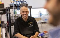 甩马斯克几条街？四肢瘫痪患者成功用“大脑意念”操控双机械臂