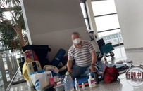 凭证买菜、机场滞留、路边住帐篷…60天的封控后，上海看到了希望