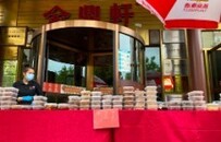 海底捞摆摊帮遛狗，紫光园街边片烤鸭，北京餐饮人求生欲有多强？