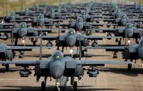韩国秀军力 30多架F-15K战机上演“大象漫步”