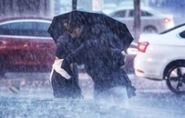 青岛遭暴雨袭击！城区积水齐腰 汽车漂在水中