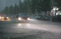 青岛遭暴雨袭击！城区积水齐腰 汽车漂在水中