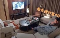 47岁佘诗曼再度爆红！拒嫁豪门、身价过亿、独居客厅仅10㎡的小破宅：去他的中年危机