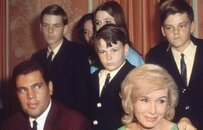 美国名媛与外甥乱伦，为亿万遗产狠杀丈夫，最后无罪释放还高调秀恩爱？狗血案情震惊全美