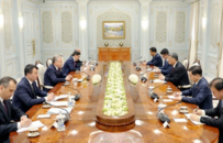 重要背景下，省级党委书记带队出国会见三国总统