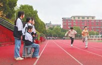 因病丧失行走能力 新余一中学47名同学轮流守护上下学