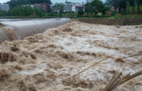 石城县突降暴雨致道路积水、河水暴涨 警方紧急驰援