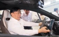 外出调研时，省委书记现场试乘汽车，背后有深意