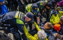 荷兰环保人士在高速公路抗议化石燃料补贴，1500多人被捕