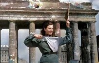 二战胜利后，在德国布兰登堡门前指挥交通的苏联乌克兰女兵莉迪亚