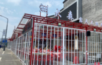 南昌绿地象南中心一大排档占道扰民 城管：临时搭建不属于违建