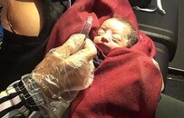 17岁孕妈赴美航班上临盆！早产儿奇迹生还，网友却为国籍吵起来了