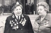 二战胜利后，在德国布兰登堡门前指挥交通的苏联乌克兰女兵莉迪亚