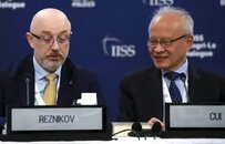 中美外交官北京会谈，墙上书法品三国！