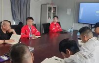 国企领导“牵手门”，火的不该是抹胸裙
