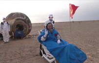 神舟十五号返回舱成功着陆 飞行任务圆满成功