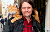 红遍全球的流浪猫鲍勃主人现状曝光！曾靠猫猫买房，如今败光家产再次流落街头……