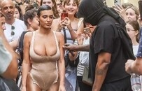 Kanye坎爷的老婆，又穿「透视装」逛街被围观了....