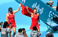 郑钦文和朱琳手举国旗绕场一周 中国网球是唯一赢家