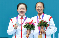 郑钦文和朱琳手举国旗绕场一周 中国网球是唯一赢家