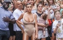 Kanye坎爷的老婆，又穿「透视装」逛街被围观了....