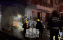 上饶一车库内新能源汽车突然起火 消防上演“教科书式”扑救