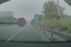 网约车司机疲劳驾驶 又唱又叫给自己提神：还是撞了