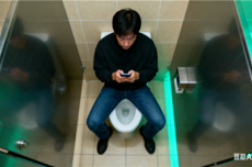 1个月14次如厕超1小时被解雇 员工索赔32万多:法院判了