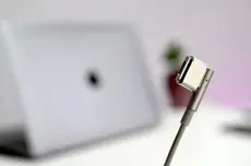 外媒驳斥“苹果iPhone 18 Pro引入磁吸接口取代USB-C”传言