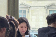 网友卢浮宫偶遇刘亦菲吃饭：意外发现她两年没换新手机